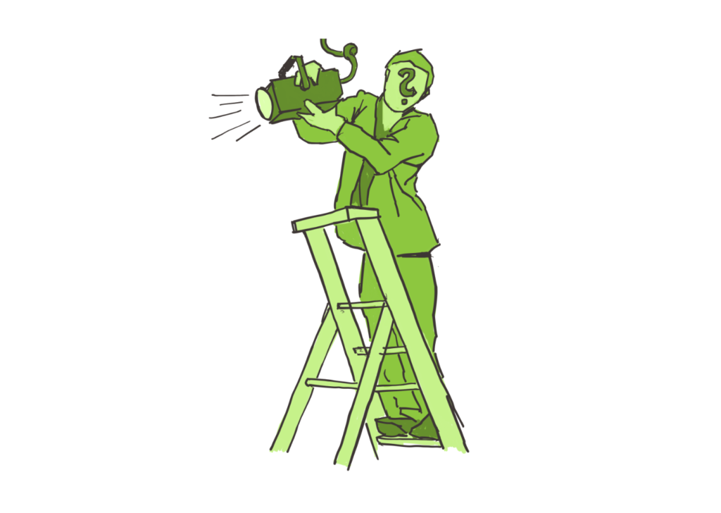 Eine Person steht auf einer Leiter. Die Person hält einen Scheinwerfer in beiden Händen. Die Person hat anstelle von einem Gesicht ein Fragezeichen.