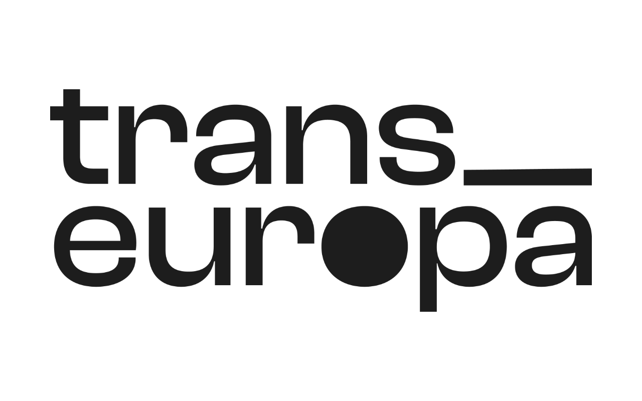 Logo des Transeuropa Festivals. Die Worte Trans und Europa sind durch einen unterstrich getrennt und das o schwarz ausgefüllt.