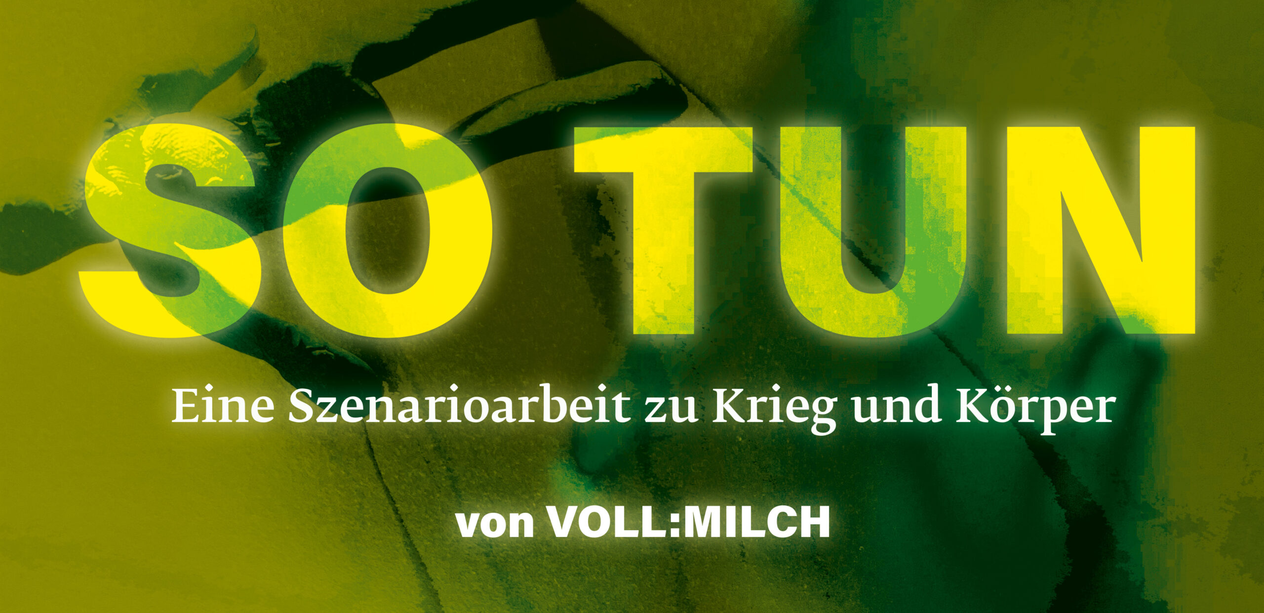 Grün-gelblich eingefärbtes Foto auf dem ein Dummy zu sehen ist. Davor steht geschrieben "SO TUN - Eine Szenarioarbeit zu Krieg und Körper von VOLL:MILCH".