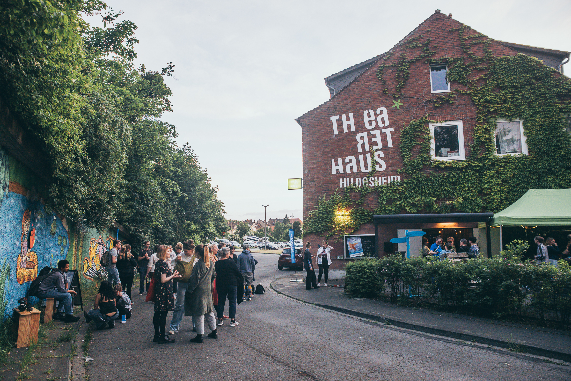 Theaterhaus Hildesheim mit einer Gruppe von Personen davor.