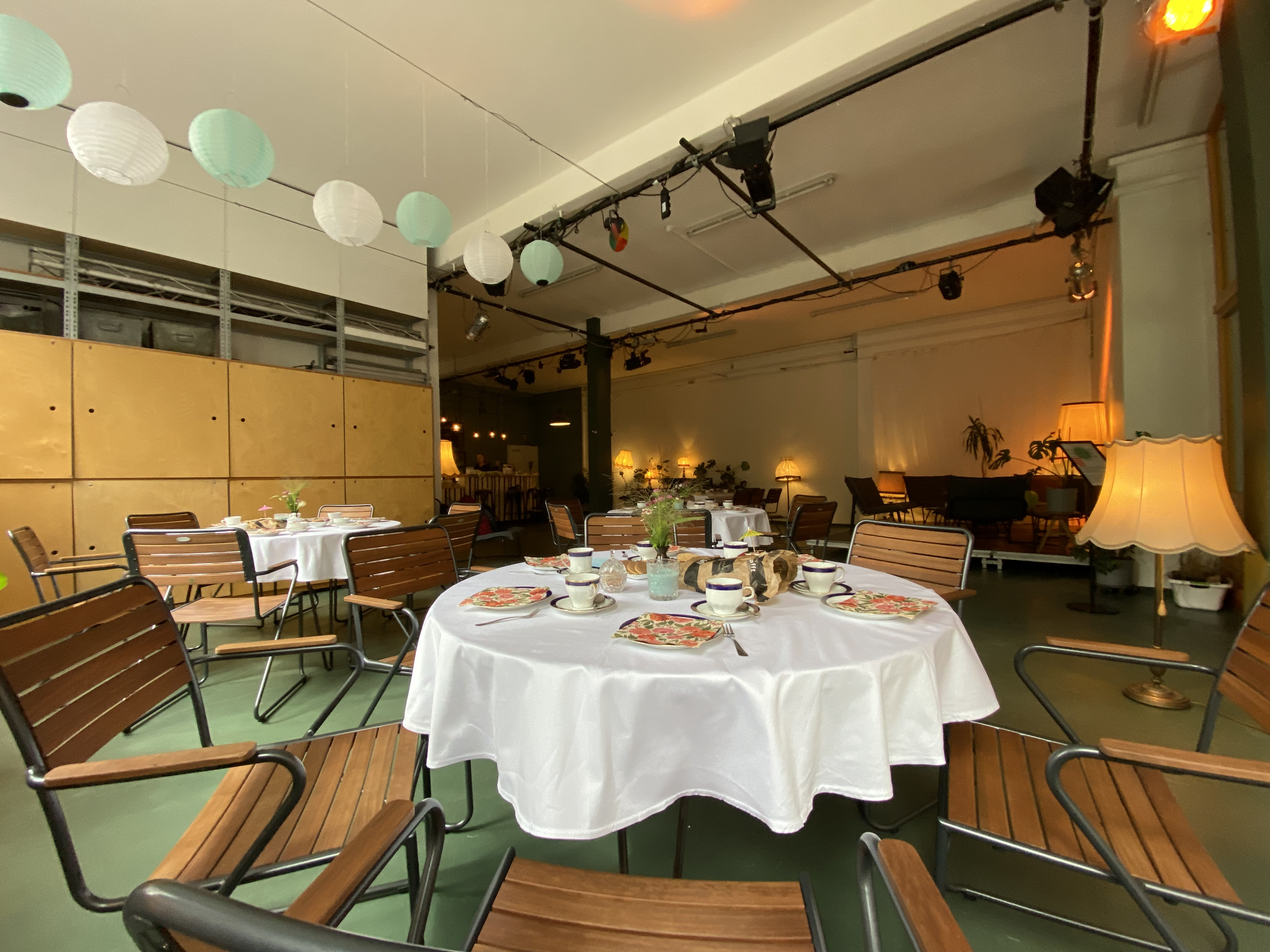 Das Theaterhaus Foyer mit gedeckten Tischen für Kaffe und Kuchen.